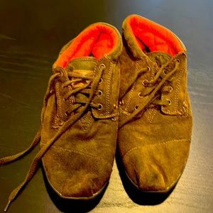 Toms high top men’s brown shoes. Size 10